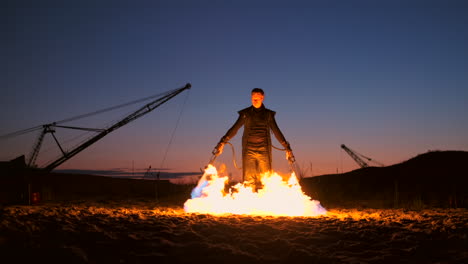 Ein-Mann-Mit-Einem-Flammenwerfer-Bei-Sonnenuntergang-In-Zeitlupe.-Kostüm-Für-Zombie-Apokalypse-Und-Halloween